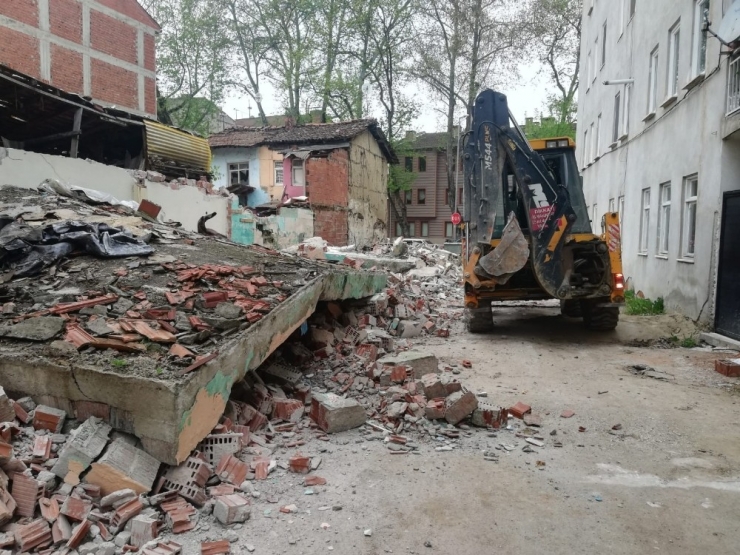 İnegöl’de İki Bina Yıkıldı