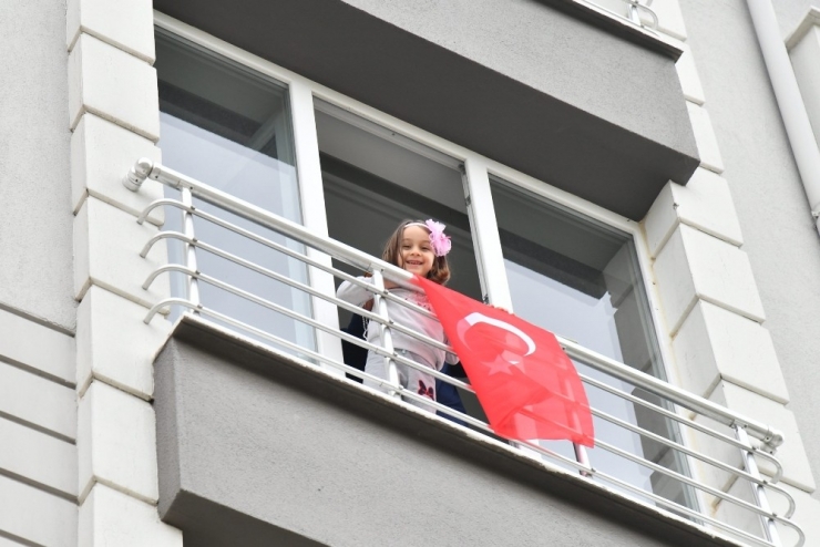 Isparta’da Evler Türk Bayraklarıyla Donatılıyor