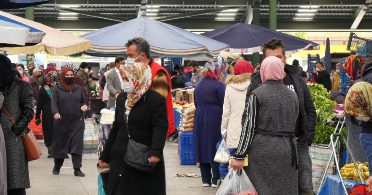 Pazarda Yoğunluk Oluştu, Sosyal Mesafeye Uyulmadı