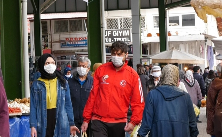 Pazarda Yoğunluk Oluştu, Sosyal Mesafeye Uyulmadı