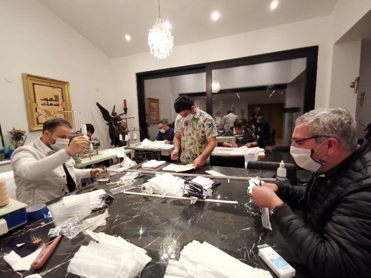 İsveç’te Maske Dikip Ücretsiz Dağıtan Iraklılar Sosyal Medyada Kahraman İlan Edildi