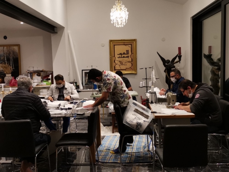 İsveç’te Maske Dikip Ücretsiz Dağıtan Iraklılar Sosyal Medyada Kahraman İlan Edildi