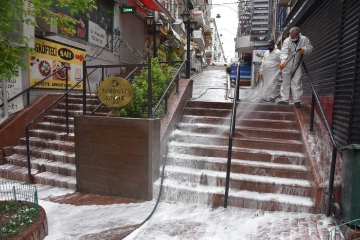 İzmit’te Her Hafta 11 Bin 624 Metrekare Alan Dezenfekte Ediliyor