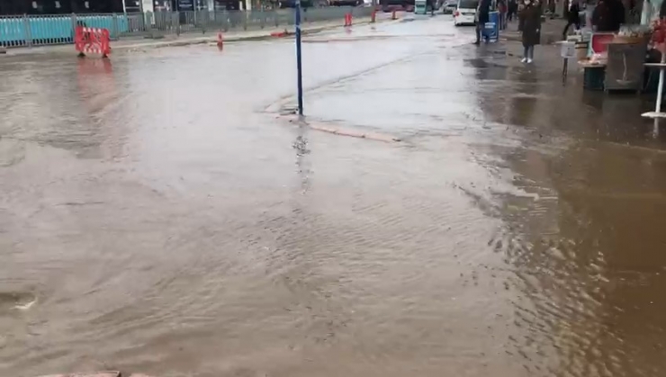 Kadıköy’de İbb Ekiplerinin Çalışması Sırasında Atık Su Borusu Patladı, Cadde Göle Döndü