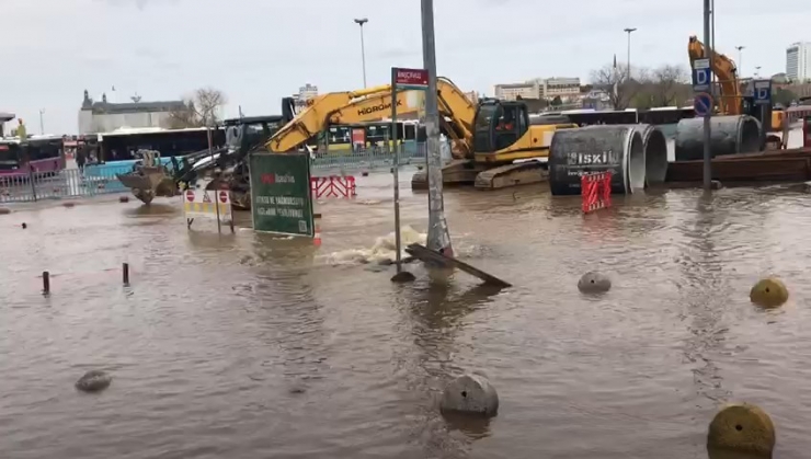 Kadıköy’de İbb Ekiplerinin Çalışması Sırasında Atık Su Borusu Patladı, Cadde Göle Döndü