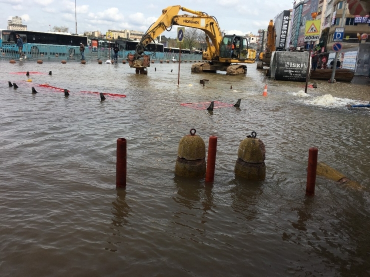İski Ekiplerinin Çalışması Sırasında Atık Su Borusu Patladı, Yol Göle Döndü