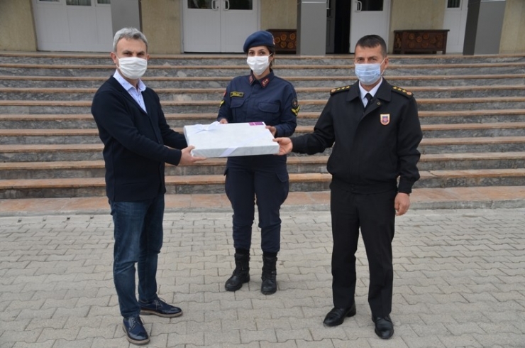 Validen Kamu Görevlilerine Tatlı Ve Mektuplu Teşekkür