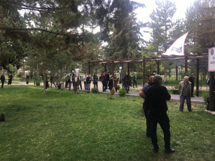 Seyahat İzni Almak İsteyen Vatandaşlar, Uzun Kuyruk Oluşturdu