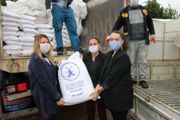 Kayseri’de, Öğretmenler İhtiyacı Olan 500 Aileye Un Dağıttı