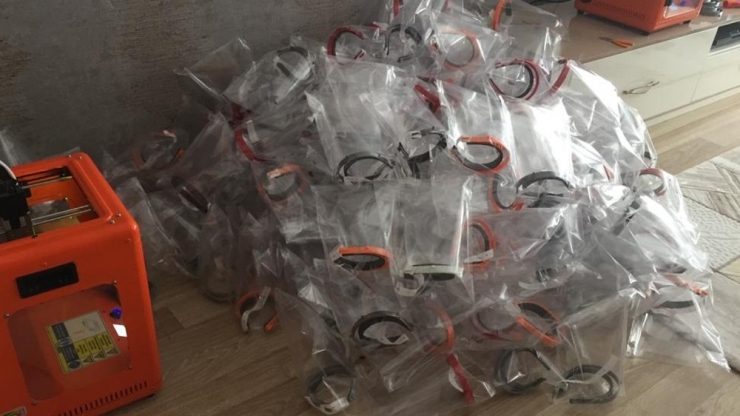 Sağlık Çalışanları İçin ’Siperlik Maske’ Üretiyor