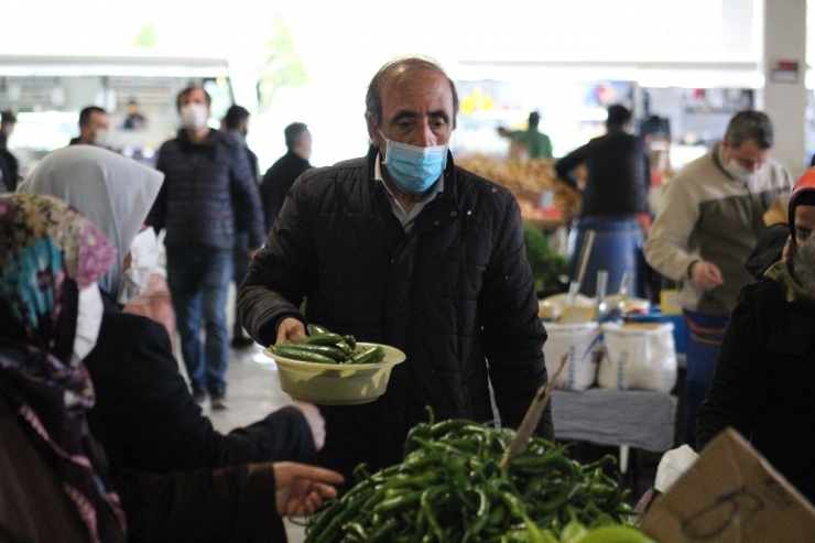 Uyarılara Aldırış Etmeden Sebze Ve Meyveleri Elleriyle Seçtiler