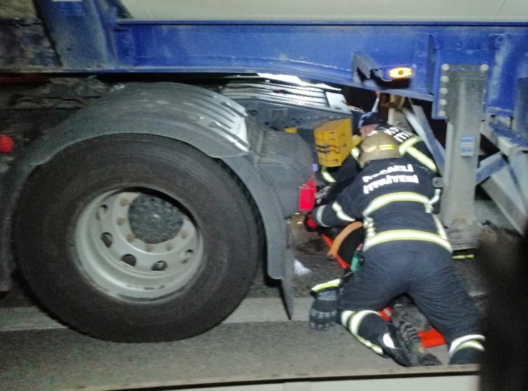 Yolun Karşısına Geçmek İsterken Tankerin Altında Kalan Yaya Ağır Yaralandı