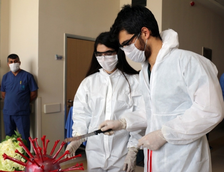 Doktor Ve Hemşire Korona Virüsten Ertelenen Nişanlarını Hastanede Yaptı