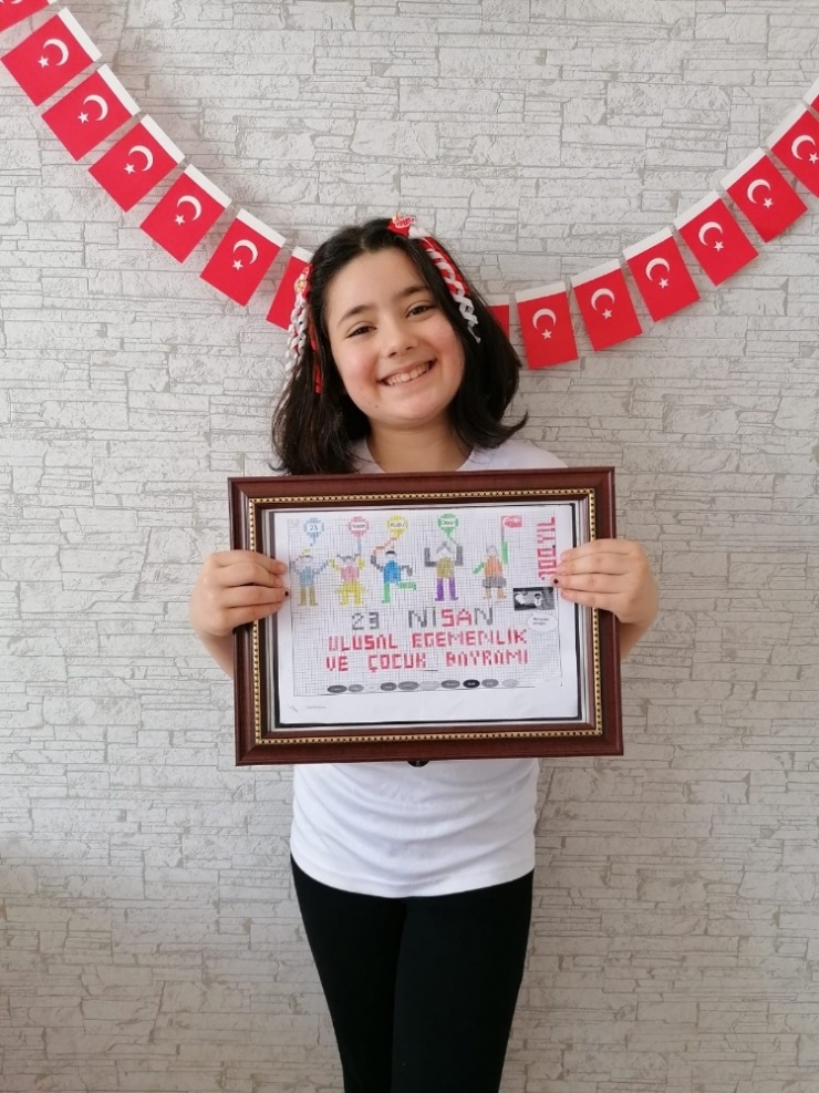 Çocuklar 23 Nisan Coşkusunu Evlerinde Ve Balkonlarda Yaşıyor