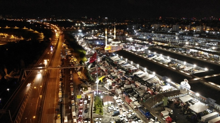 Bayrampaşa Sebze Hali’nde Oluşan Kilometrelerce Kuyruk Havadan Görüntülendi