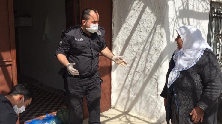 Polis Ekipleri Yaşlıların İhtiyaçlarını Karşılıyor