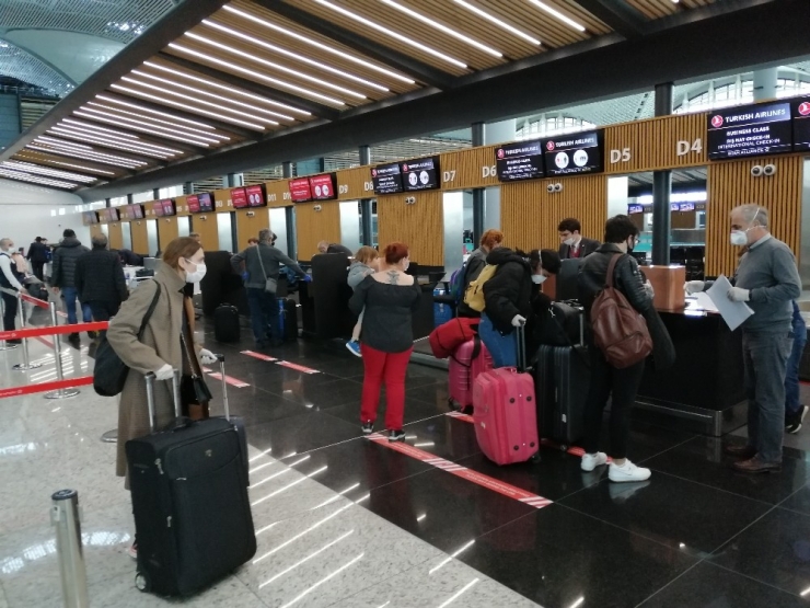 Yabancı Yolcuların Tahliye Uçuşlarıyla Ülkelerine Dönüşü Sürüyor