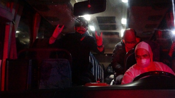 Karantina İçin Uşak’a Getirilen Vatandaşlar Otobüsten Türk Bayrağı Salladı