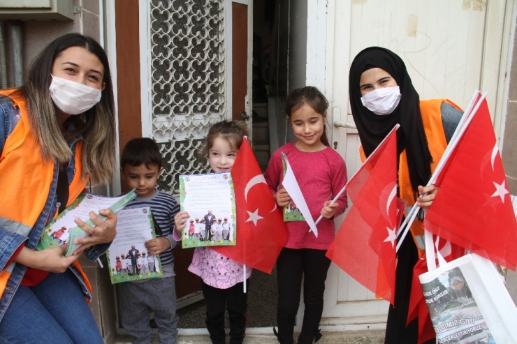 Kuyucak Belediyesi Vatandaşlara Bayrak Dağıttı