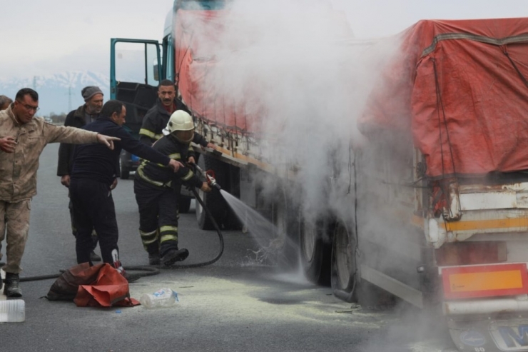 Lastikleri Yanan Tıra İtfaiye Müdahale Etti