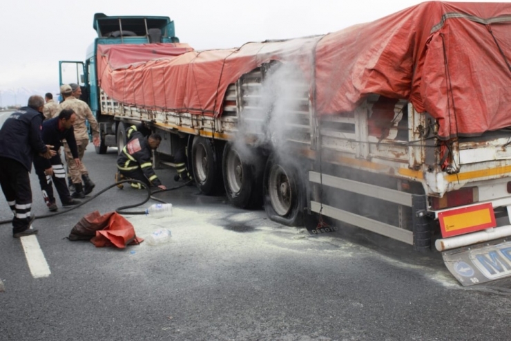 Lastikleri Yanan Tıra İtfaiye Müdahale Etti