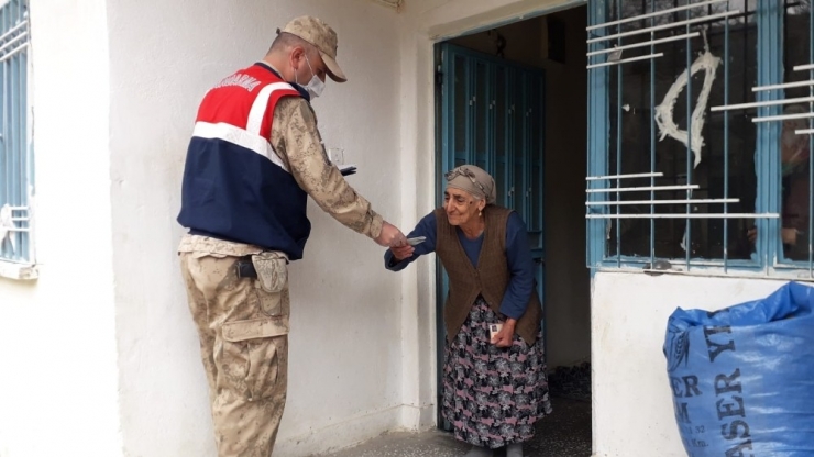 Jandarma Yardım Paralarını Evlere Ulaştırıyor
