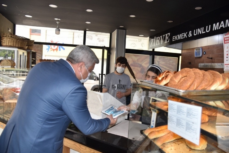 Büyükşehirden Sağlıkçılara, Polislere Ve Fırıncılara Maske