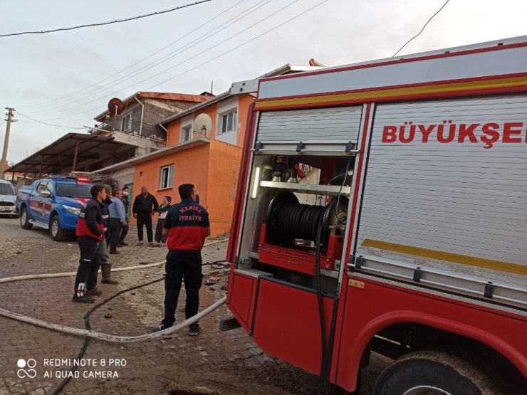 Selendi’de Çatı Yangını Korkuttu