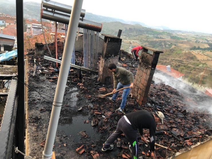 Selendi’de Çatı Yangını Korkuttu