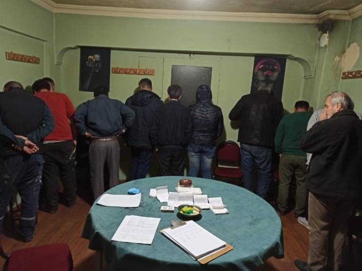 Kumar Oynayanlara Sosyal Mesafeden Ceza