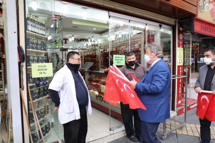 Başkan Palancıoğlu, 23 Nisan İçin Bayrak Dağıttı