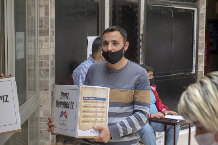 Mersin Büyükşehir Belediyesi, Esnafa Gıda Kolisi Ulaştırıyor