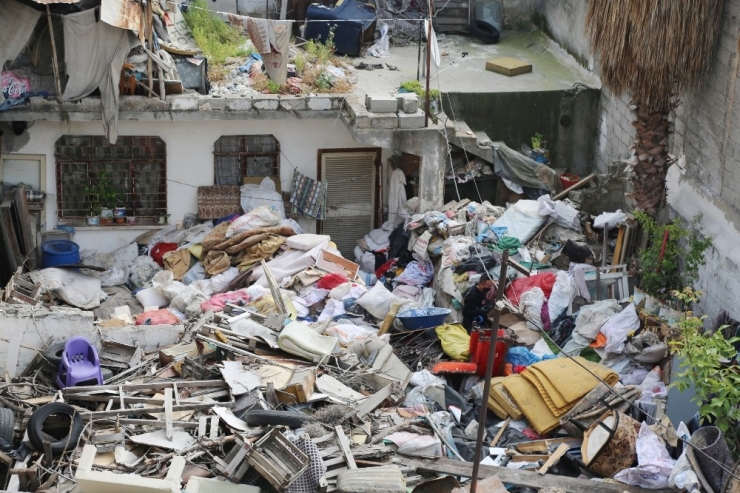 Mersin’de Bir Evden 30 Ton Çöp Çıktı