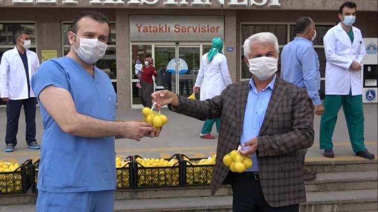 Sağlık Çalışanlarına Limonlu, Alkışlı Moral