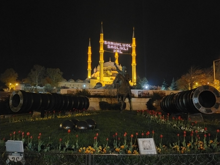 Selimiye Camii’nde ‘Sorumlu Ol, Sağlıklı Kal’ Mahyası