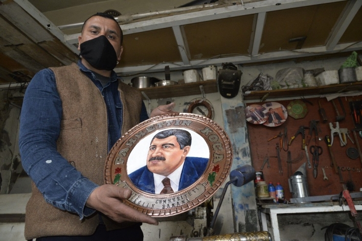 Sağlık Bakanı Koca’nın Fotoğrafı Bakır Tepsiye İşlendi