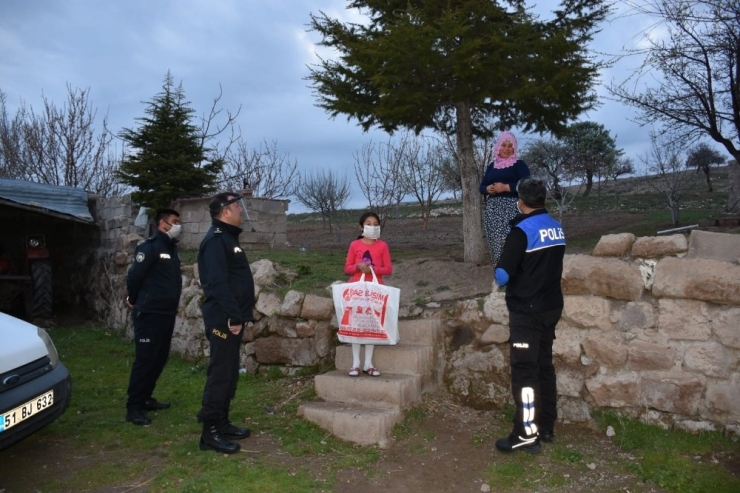 Niğde Emniyeti Ders İzleyemeyen Öğrenciye Laptop Hediye Etti