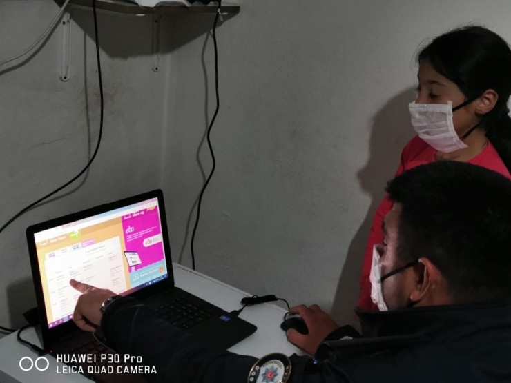 Niğde Emniyeti Ders İzleyemeyen Öğrenciye Laptop Hediye Etti