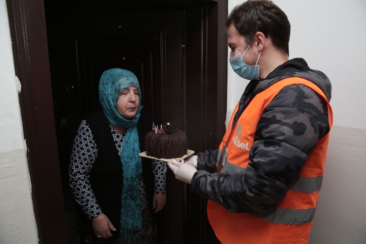 Nilüfer Ekiplerinden Yaşlılara Doğum Günü Sürprizi