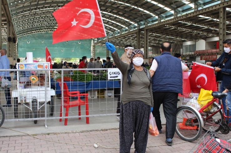 Antalya’nın Dört Bir Yanı Kırmızı Beyaza Büründü