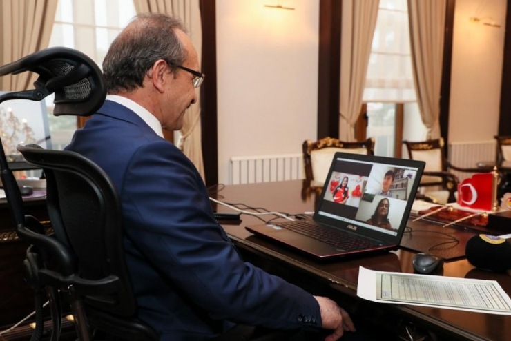 Öğrenciler Vali’ye Skype’ten Şiir Okudu