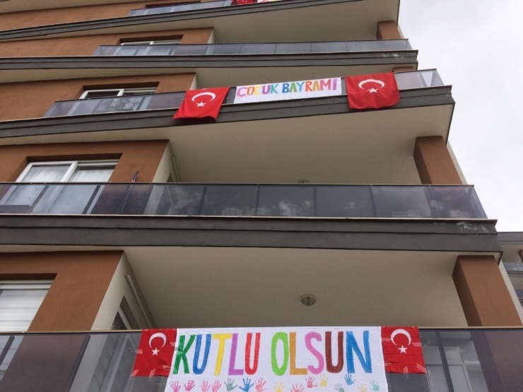 Dışarı Çıkamayan Çocukları İçin Siteyi Süslediler