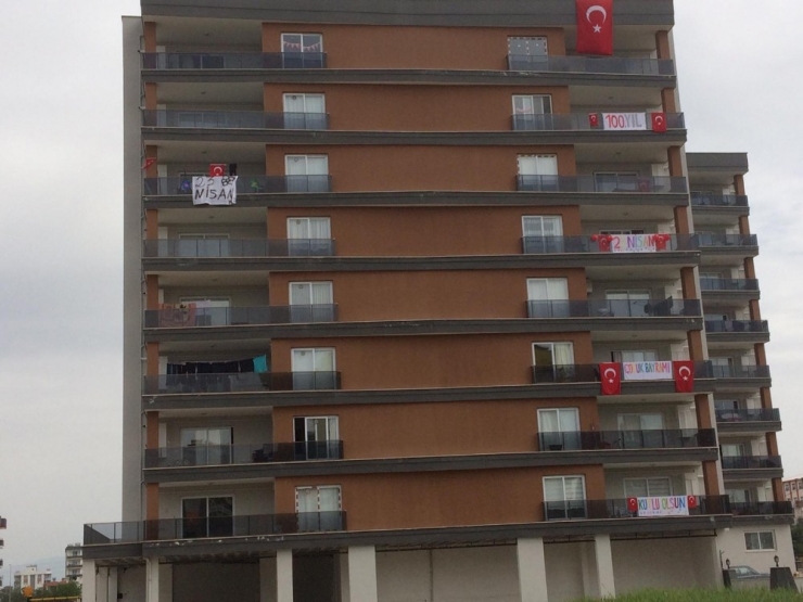 Dışarı Çıkamayan Çocukları İçin Siteyi Süslediler