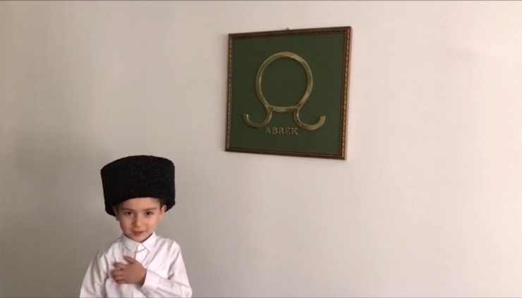 5 Yaşındaki Abrek Dünya Çocuklarına 10 Dilde “Merhaba” Dedi