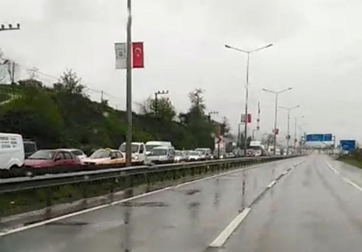 Çay Üreticileri Rize’ye Girmek İçin Uzun Kuyruklar Oluşturdu