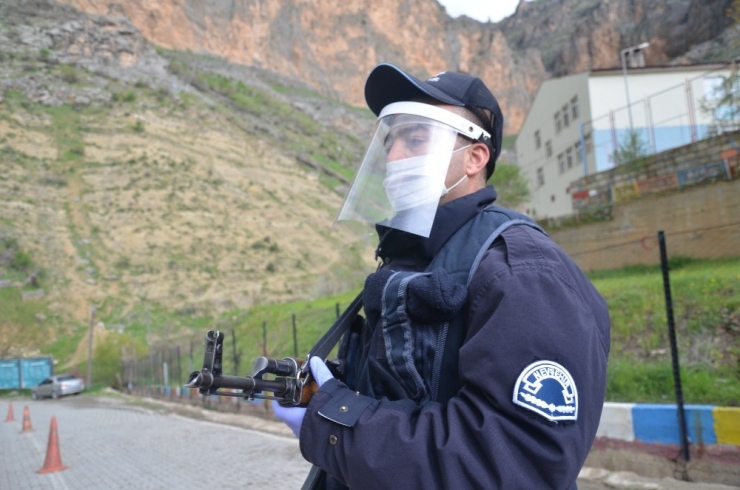 Şırnak’ta Yağmur Altında Vatandaşların Ateşleri Ölçülüp Maske Dağıtılıyor