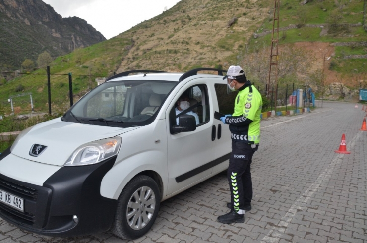 Şırnak’ta Yağmur Altında Vatandaşların Ateşleri Ölçülüp Maske Dağıtılıyor
