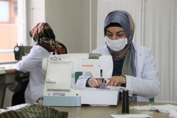 Gönüllü Kursiyerlerden Maske Üretimine Destek