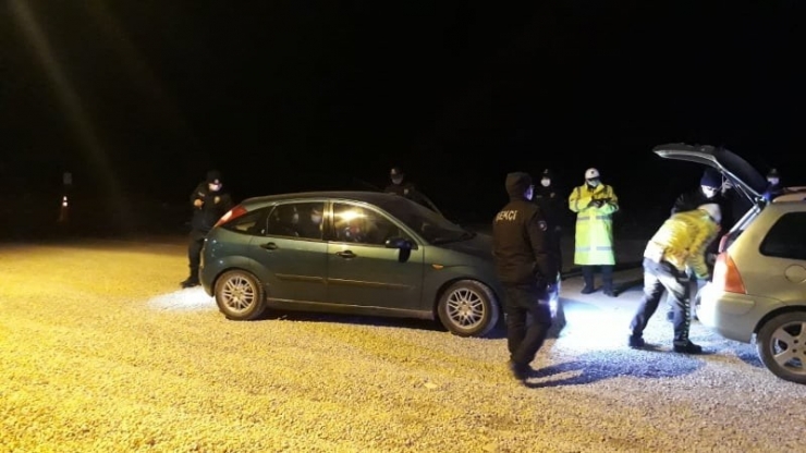 Sokağa Çıkma Yasağı Olan Genç Otomobil Bagajında Yakalandı