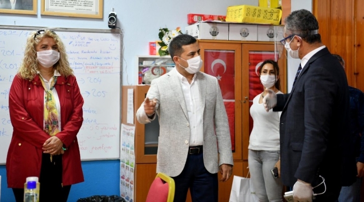 Kuşadası’ndaki Emek Atölyeleri Maske Üretimine Başladı